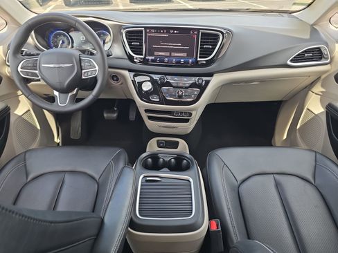 Used 2024 Chrysler Pacifica Touring-L FWD image 9