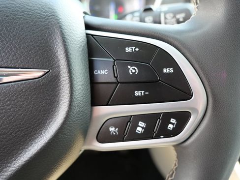 Used 2024 Chrysler Pacifica Touring-L FWD image 22
