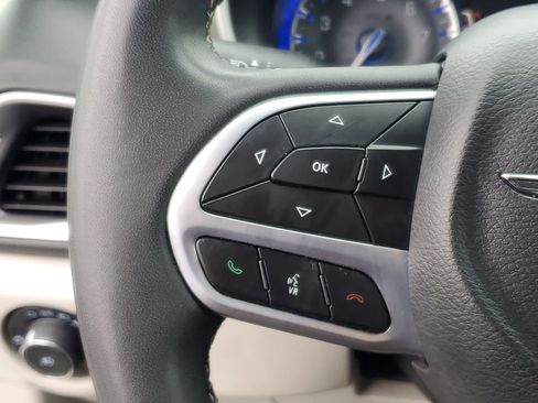 Used 2023 Chrysler Pacifica Touring-L image 16