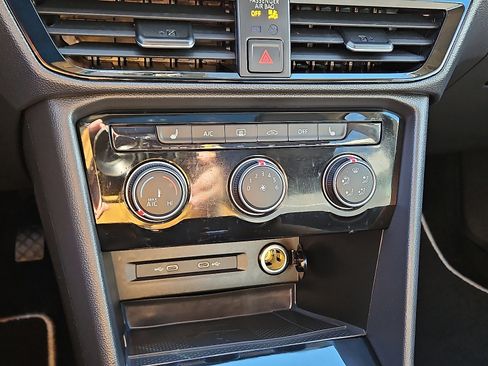 Certified 2023 Volkswagen Taos SE w/ Panoramic Sunroof Package image 14