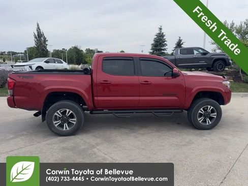 Used 2016 Toyota Tacoma TRD Sport AWD/4WD image 2