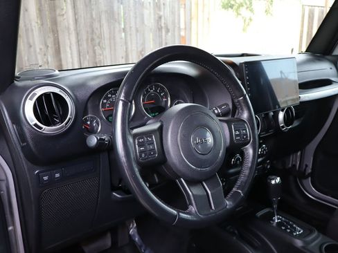 Used 2016 Jeep Wrangler Rubicon w/ Power Convenience Group AWD/4WD image 15