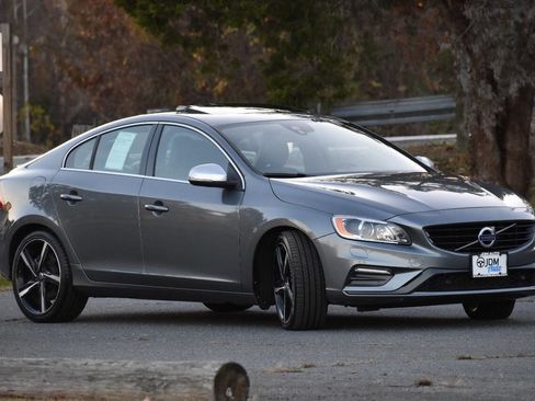 Used 2016 Volvo S60 T5 R-Design image 4