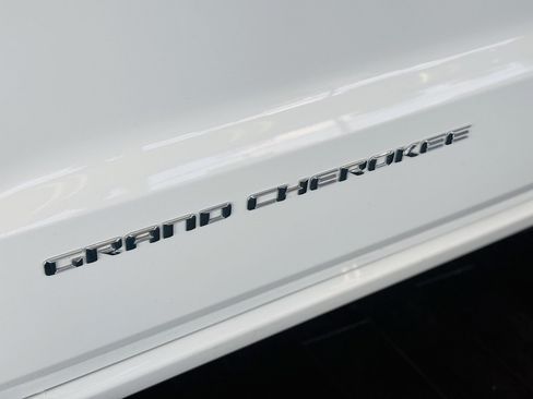 Used 2016 Jeep Grand Cherokee Overland AWD/4WD image 18