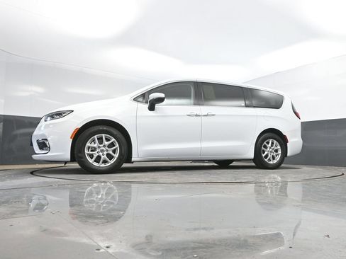Used 2023 Chrysler Pacifica Touring-L FWD image 37