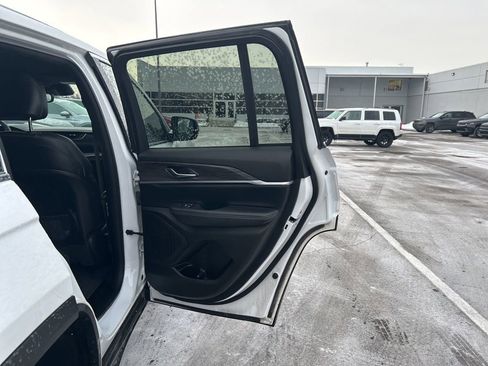 Used 2024 Jeep Grand Cherokee Limited image 19