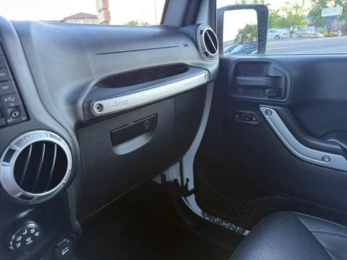 Used 2015 Jeep Wrangler Unlimited Sahara w/ Connectivity Group AWD/4WD image 22