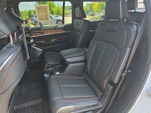 Used 2025 Jeep Grand Cherokee L Summit AWD/4WD image 15
