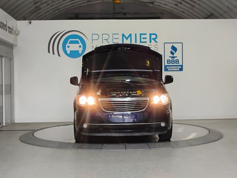 Used 2016 Chrysler Town & Country Touring image 53