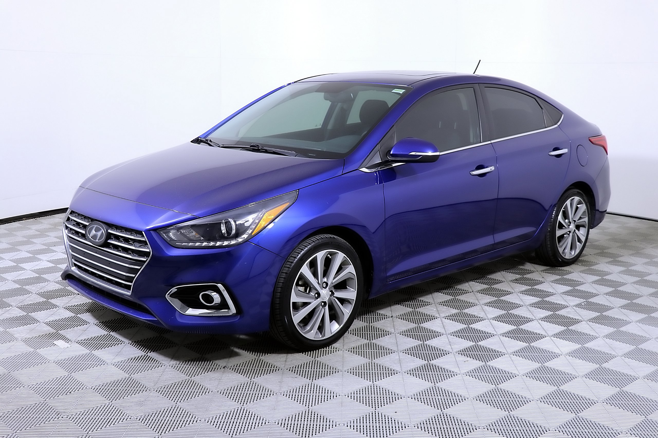 Used 2022 Hyundai Accent Limited FWD image 3
