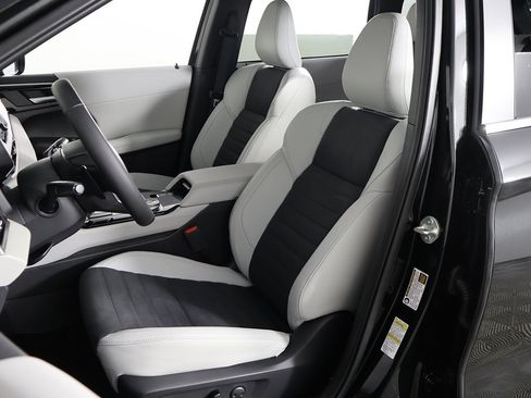 New 2025 Mitsubishi Outlander SE image 31