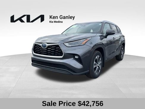 Used 2024 Toyota Highlander XLE image 1