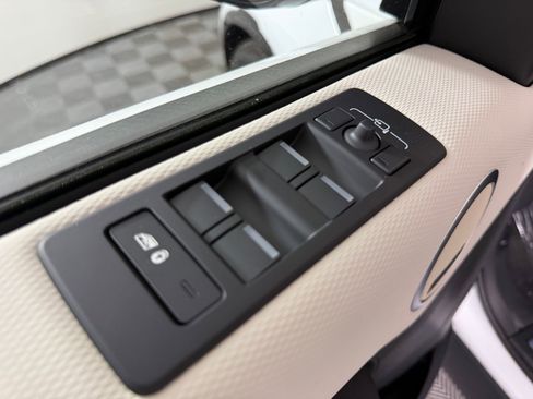 New 2026 Land Rover Discovery Limited Edition image 10