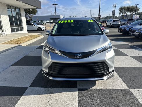 Used 2025 Toyota Sienna XLE image 2