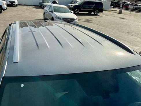 Used 2020 Volkswagen Atlas Cross Sport SE w/ Towing Package image 12