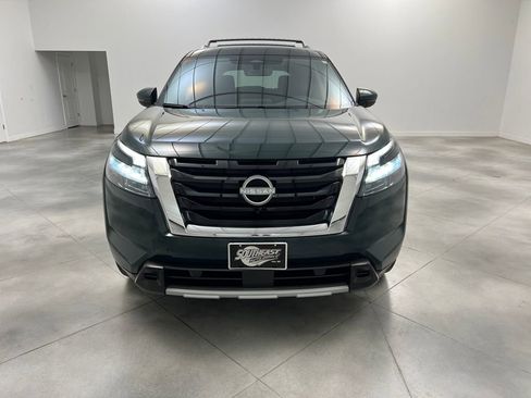 Used 2025 Nissan Pathfinder SL image 2