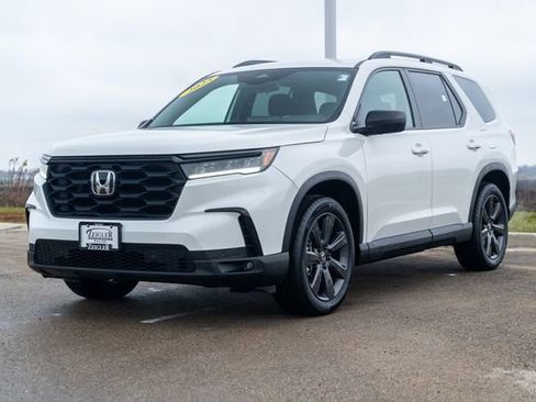 Used 2025 Honda Pilot Sport image 3