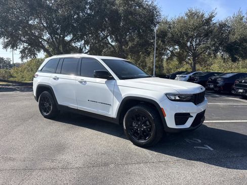 Used 2024 Jeep Grand Cherokee Altitude image 2