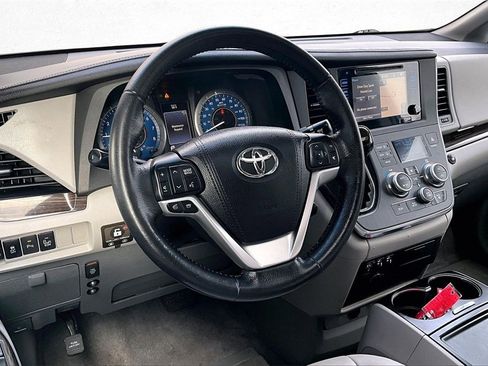 Used 2015 Toyota Sienna XLE MOBILITY VAN image 17