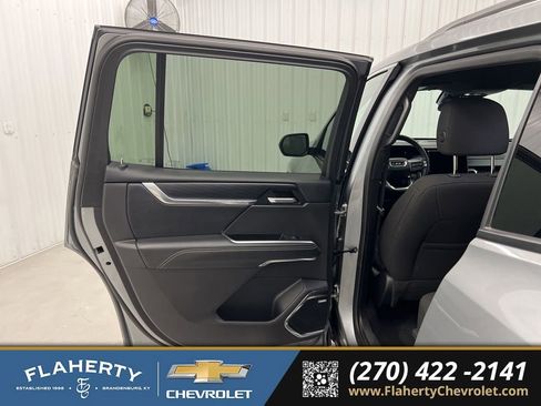 Used 2025 GMC Acadia Elevation AWD/4WD image 9