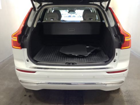 Used 2023 Volvo XC60 B5 Plus w/ Climate Package AWD/4WD image 2