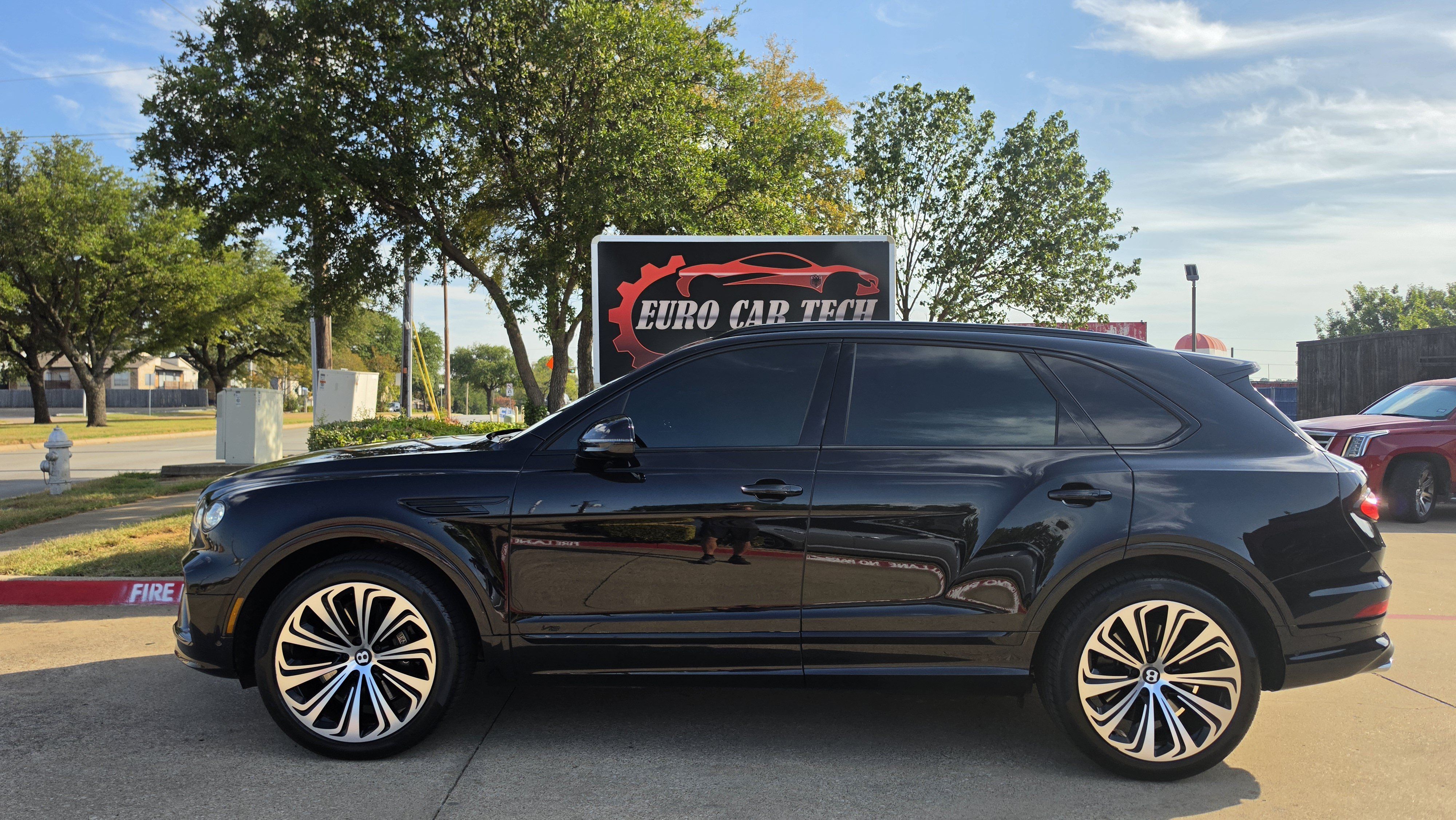 Used 2022 Bentley Bentayga AWD/4WD image 2