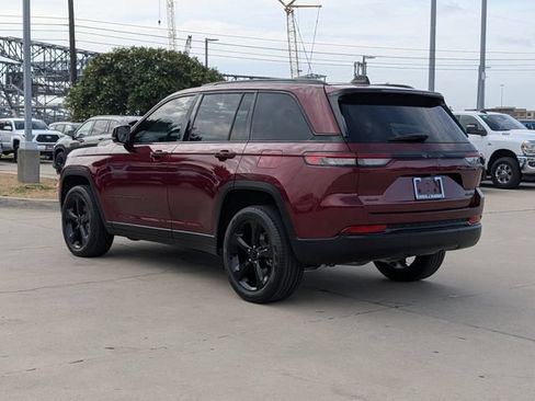 Used 2024 Jeep Grand Cherokee Limited w/ Black Appearance Package AWD/4WD image 9