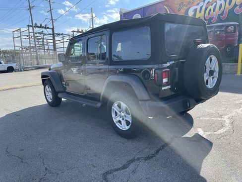 Used 2018 Jeep Wrangler Unlimited Sport S AWD/4WD image 3
