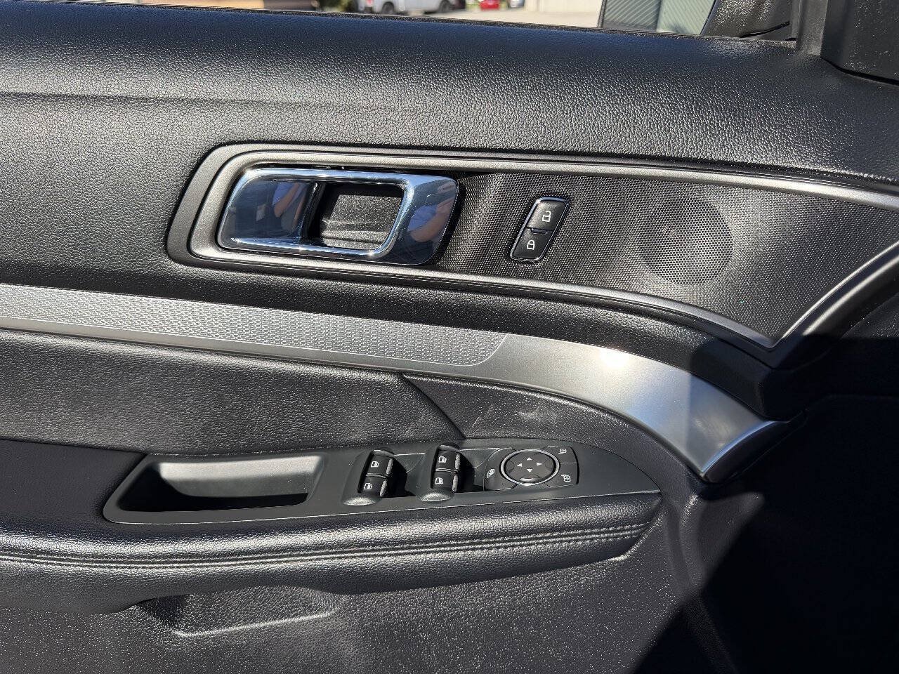 Used 2019 Ford Explorer XLT w/ Equipment Group 202A AWD/4WD image 22