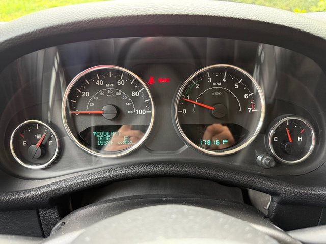 Used 2017 Jeep Wrangler Unlimited Sahara w/ Connectivity Group AWD/4WD image 19