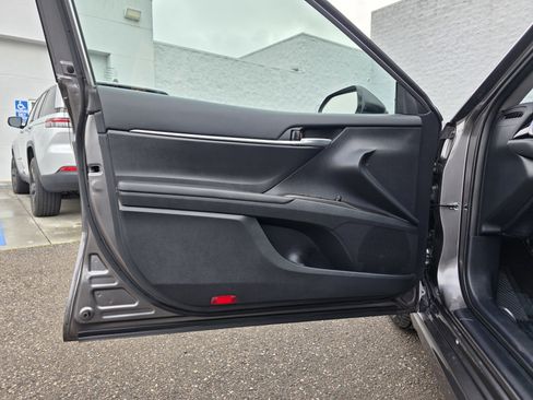 Used 2024 Toyota Camry SE image 11