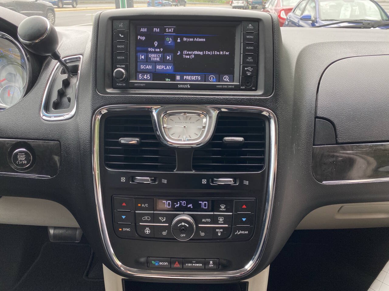 Used 2015 Chrysler Town & Country Touring w/ Driver Convenience Group FWD image 17