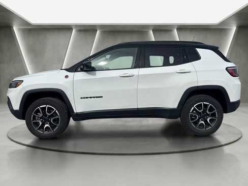 Used 2025 Jeep Compass Trailhawk AWD/4WD image 4