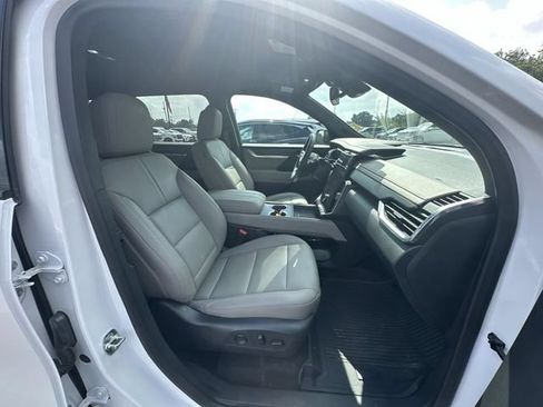 Used 2025 GMC Acadia Elevation w/ Elevation Premium Package FWD image 13