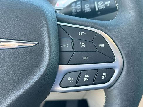 Used 2023 Chrysler Pacifica Touring-L FWD image 9