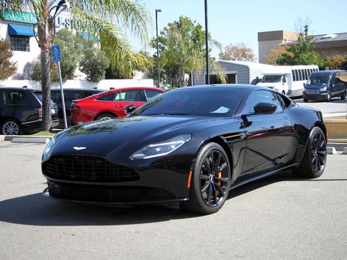 Used 2018 Aston Martin DB11 Coupe image 4