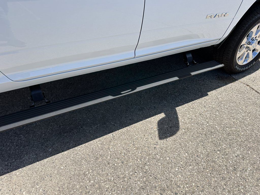 New 2026 RAM 2500 Laramie AWD/4WD image 18