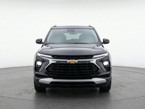 Used 2025 Chevrolet TrailBlazer LT FWD image 2