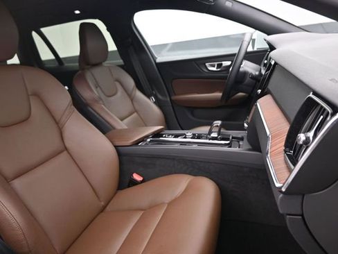 Used 2025 Volvo V60 B5 Cross Country Plus image 34