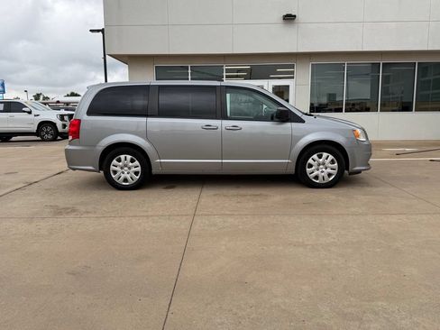 Used 2018 Dodge Grand Caravan SE w/ UConnect Hands-Free Group FWD image 3