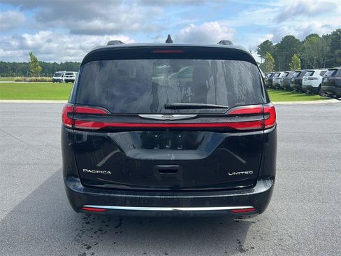 Used 2023 Chrysler Pacifica Limited FWD image 6