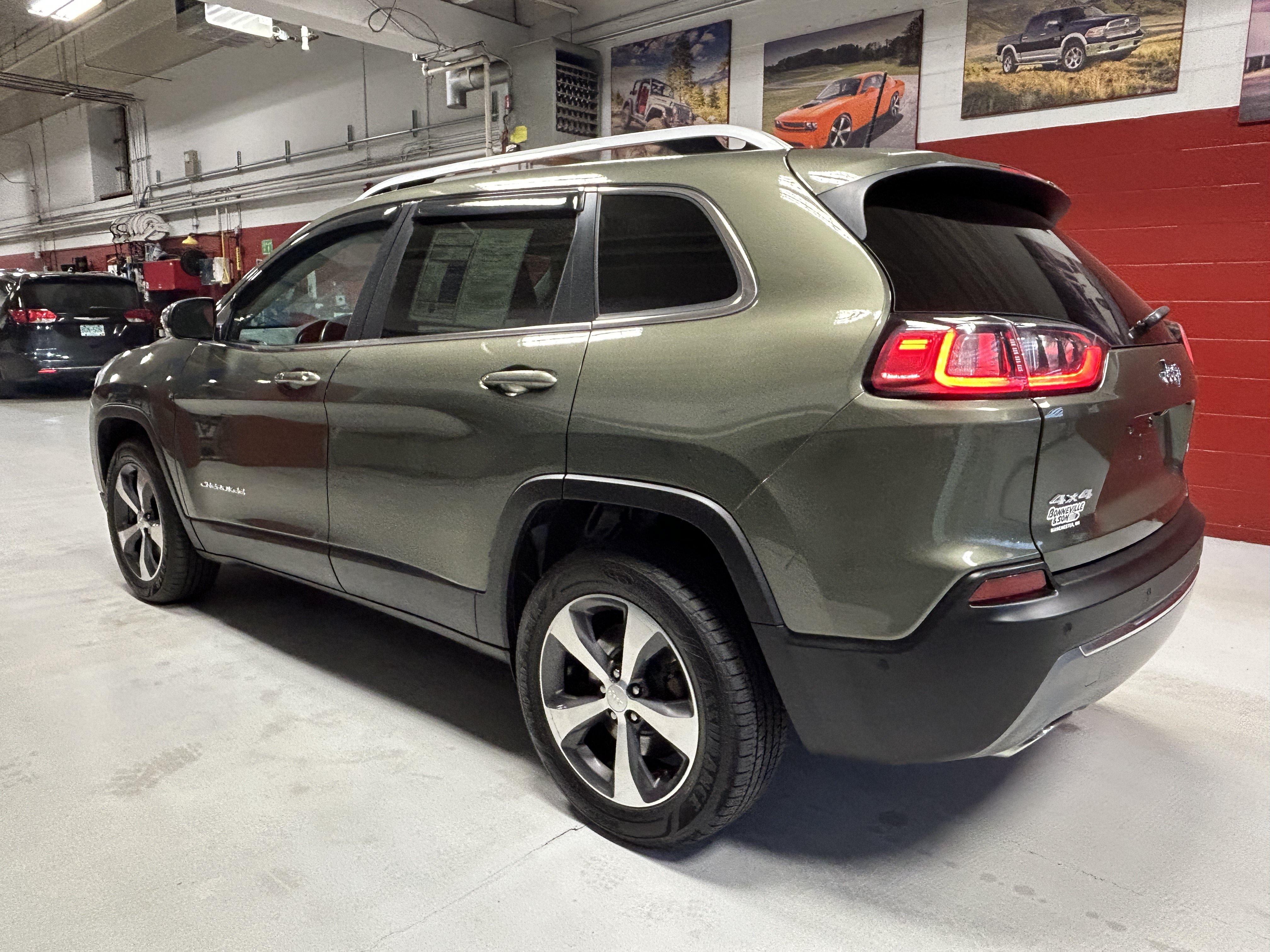 Used 2019 Jeep Cherokee Limited w/ Luxury Group AWD/4WD image 5