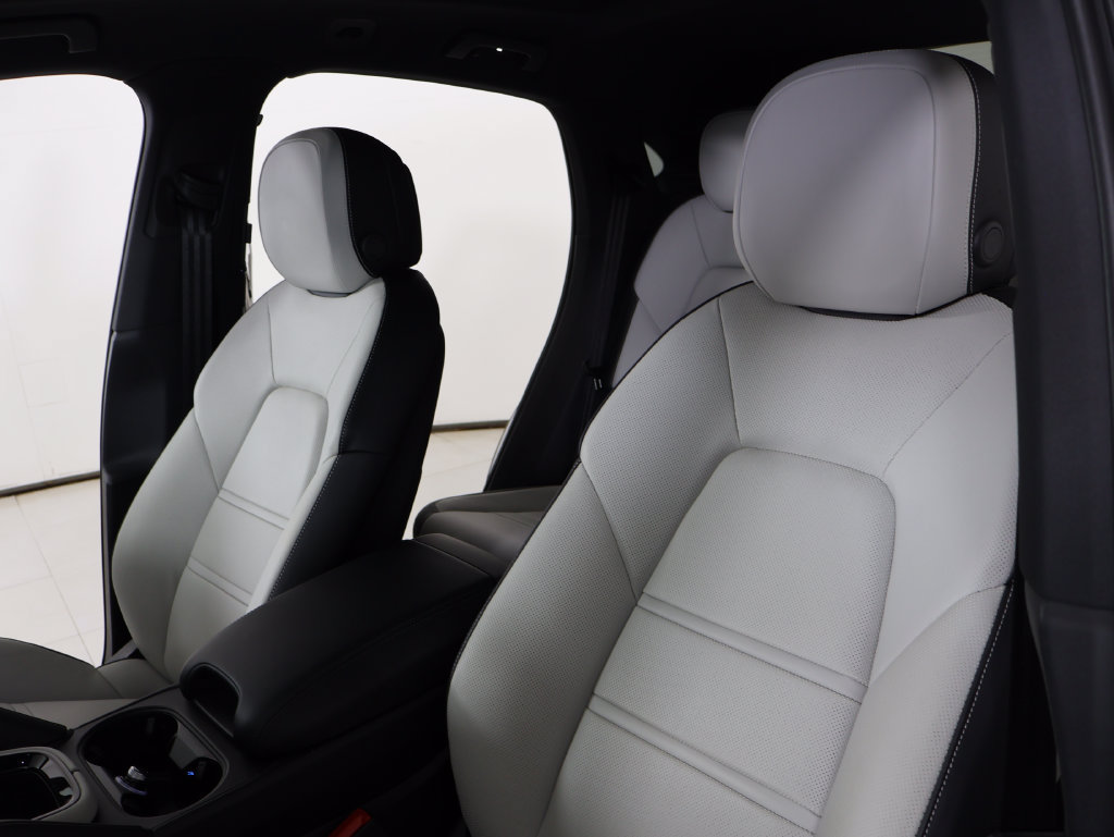 Certified 2025 Porsche Cayenne E-Hybrid Coupe AWD/4WD image 13