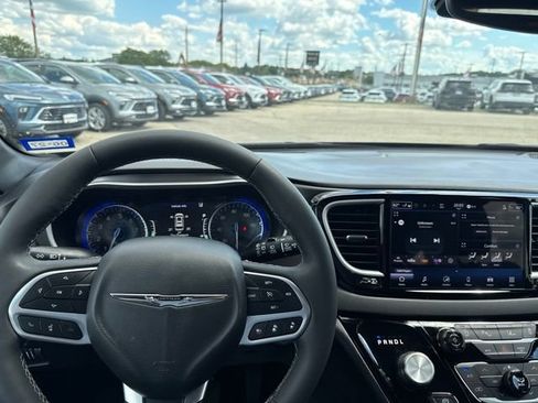 Used 2025 Chrysler Pacifica Select FWD image 21