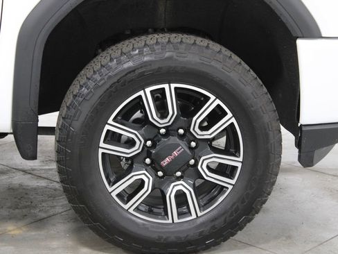 Used 2022 GMC Sierra 2500 AT4 w/ AT4 Preferred Package image 12