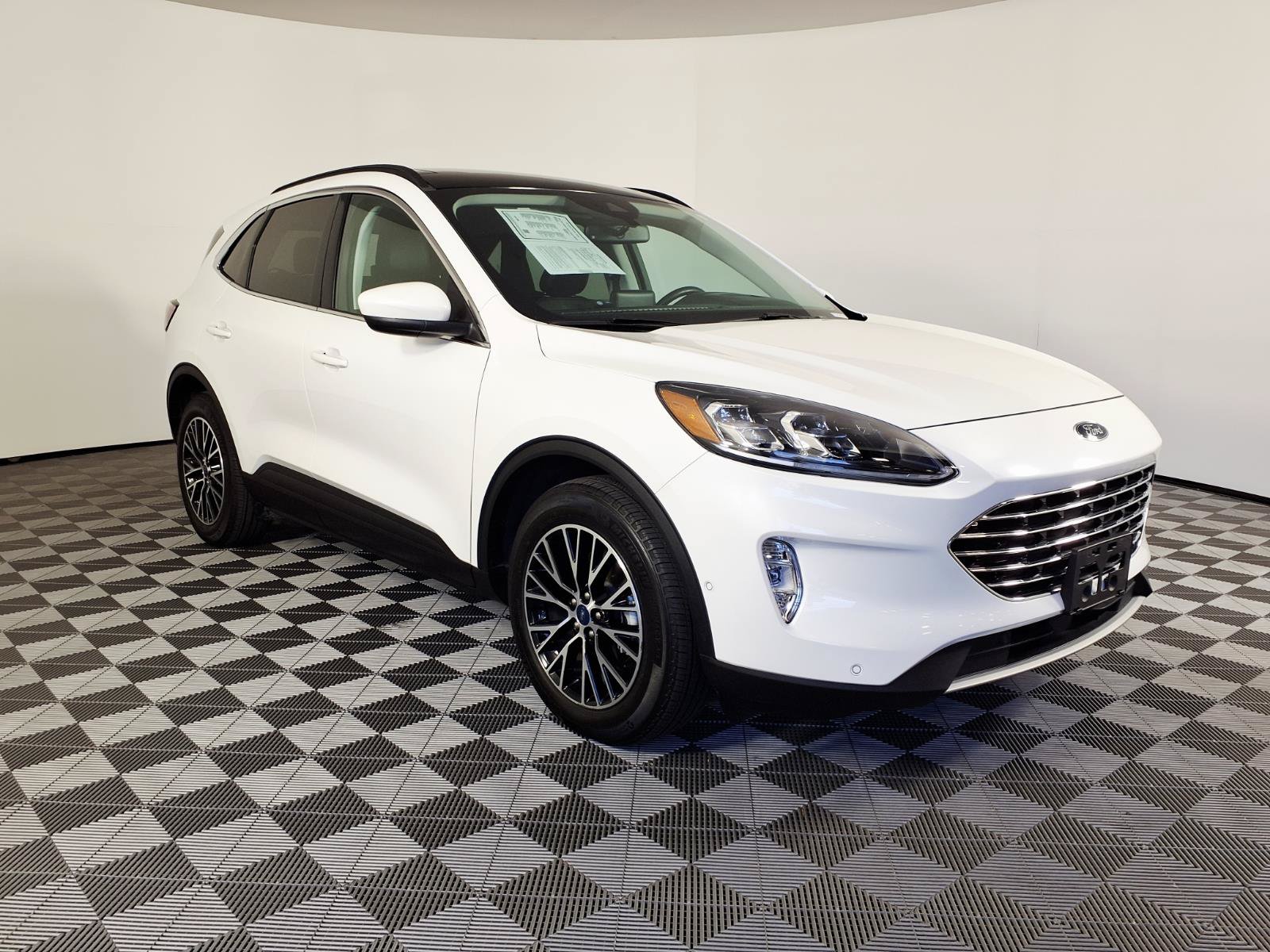 Used 2021 Ford Escape Titanium w/ Titanium Premium Package FWD image 3