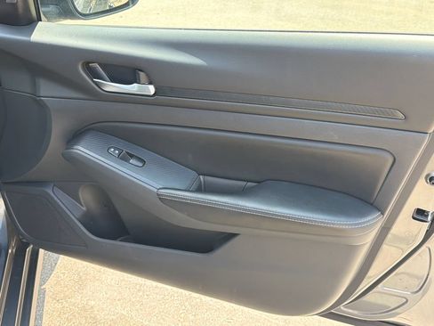 Used 2025 Nissan Altima 2.5 SV FWD image 14