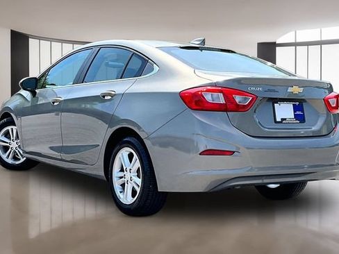 Used 2017 Chevrolet Cruze LT FWD image 4