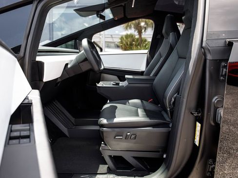 Used 2024 Tesla Cybertruck AWD Crew Cab image 25