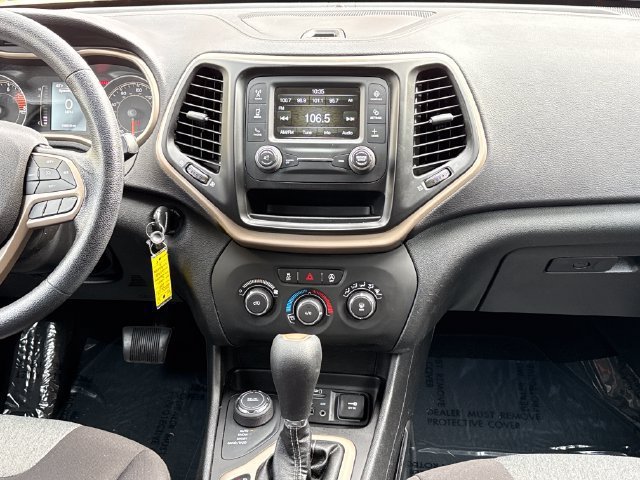 Used 2018 Jeep Cherokee Latitude AWD/4WD image 10